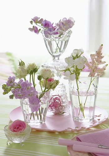 Цветы в стаканах