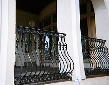 Кованые ограждения балкона