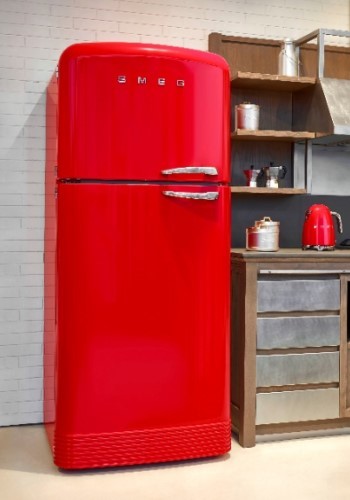 Красный холодильник SMEG